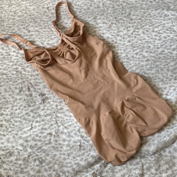 Skims Sculpting Bodysuit - Picture 3 of 8